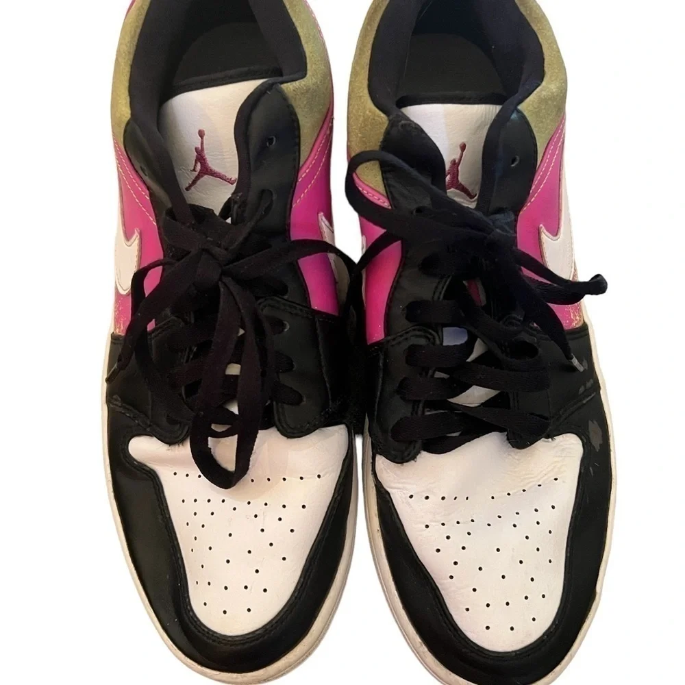 ▶️ Air jordan ◀️ 1 low black active fuchsia spray paint. Size 11